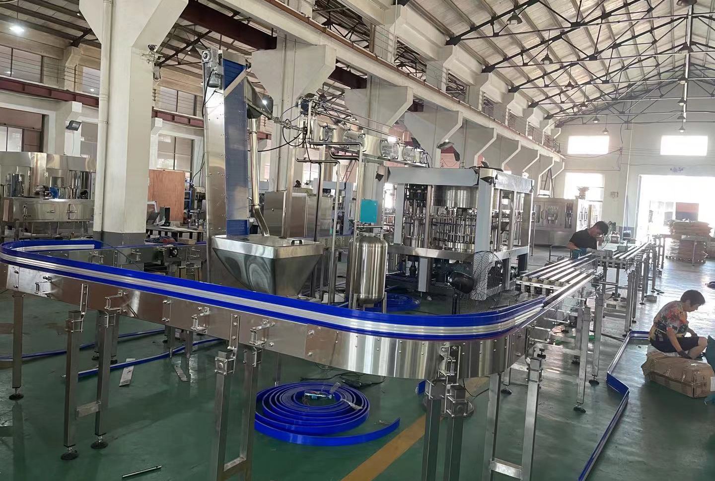 Se completará la línea de producción de llenado de agua de 12,000 botellas / hora